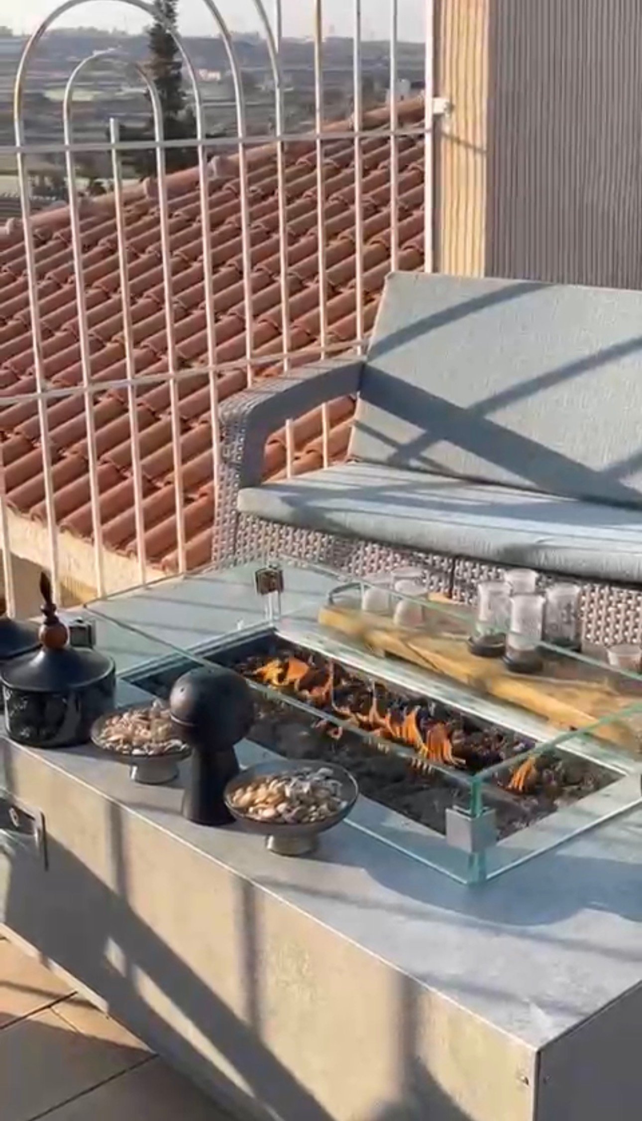 جلسة خارجية مع مشب نار